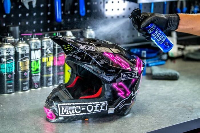 MUC-Off Środek do czyszczenia wizjerów HELMET VISOR & GOGGLE CLEANER 250ml - obrazek 12