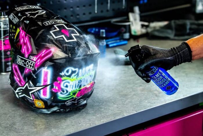 MUC-Off Środek do czyszczenia wizjerów HELMET VISOR & GOGGLE CLEANER 250ml - obrazek 13