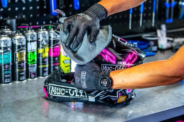 MUC-Off Środek do czyszczenia wizjerów HELMET VISOR & GOGGLE CLEANER 250ml - obrazek 14