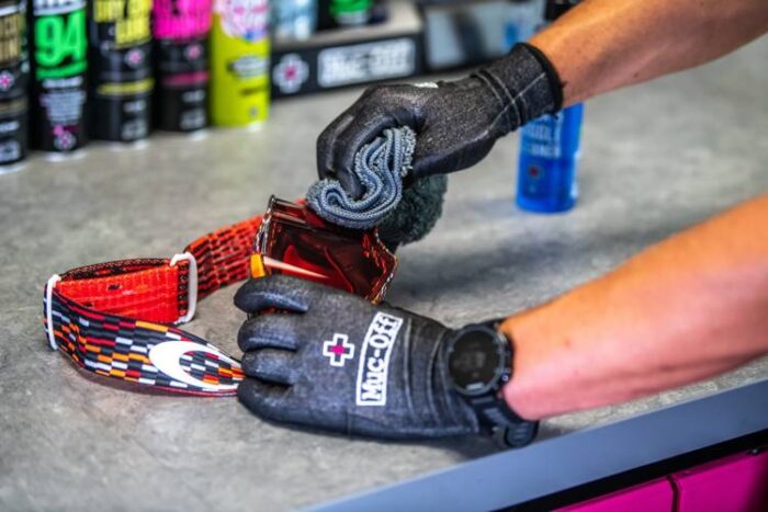 MUC-Off Środek do czyszczenia wizjerów HELMET VISOR & GOGGLE CLEANER 250ml - obrazek 18
