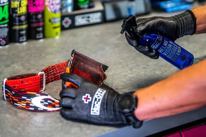 MUC-Off Środek do czyszczenia wizjerów HELMET VISOR & GOGGLE CLEANER 250ml - obrazek 19