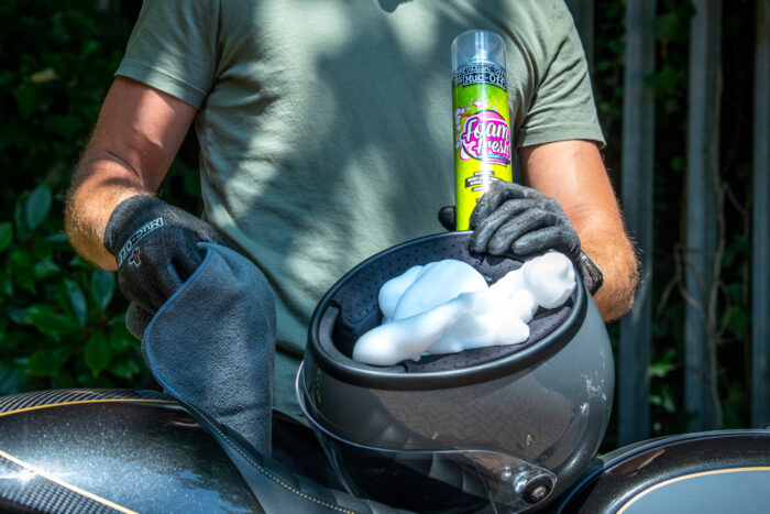 MUC-Off Odświeżająca pianka do kasku FOAM FRESH 400ml - obrazek 9