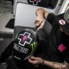 MUC-Off Środek do pielęgnacji kasku MATT HELMET DETAILER 32ml - obrazek 2