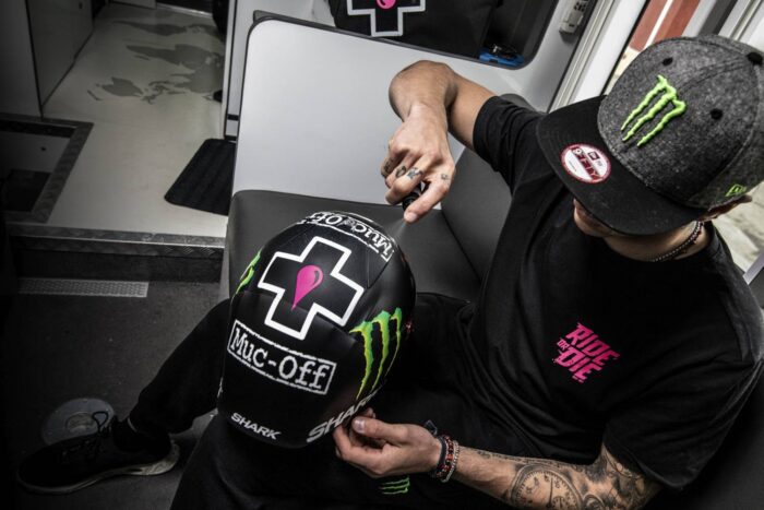 MUC-Off Środek do pielęgnacji kasku MATT HELMET DETAILER 32ml - obrazek 2