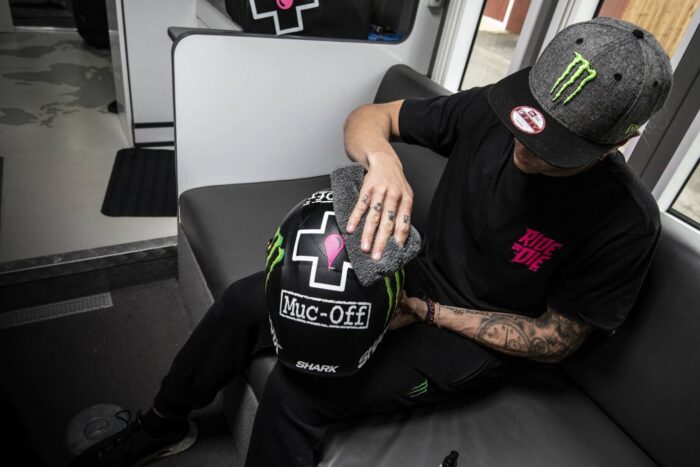MUC-Off Środek do pielęgnacji kasku MATT HELMET DETAILER 32ml - obrazek 3