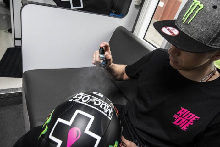 MUC-Off Środek do pielęgnacji kasku MATT HELMET DETAILER 32ml - obrazek 4