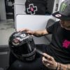 MUC-Off Środek do czyszczenia wizjerów HELMET VISOR & GOOGLE CLEANER 32ml - obrazek 3