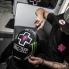 MUC-Off Środek do czyszczenia wizjerów HELMET VISOR & GOOGLE CLEANER 32ml - obrazek 4