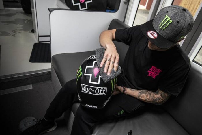 MUC-Off Środek do czyszczenia wizjerów HELMET VISOR & GOOGLE CLEANER 32ml - obrazek 14