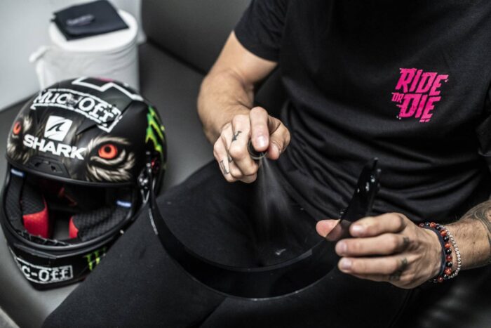 MUC-Off Środek do czyszczenia wizjerów HELMET VISOR & GOOGLE CLEANER 32ml - obrazek 17