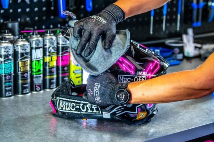 MUC-Off Środek do czyszczenia wizjerów HELMET VISOR & GOOGLE CLEANER 32ml - obrazek 18