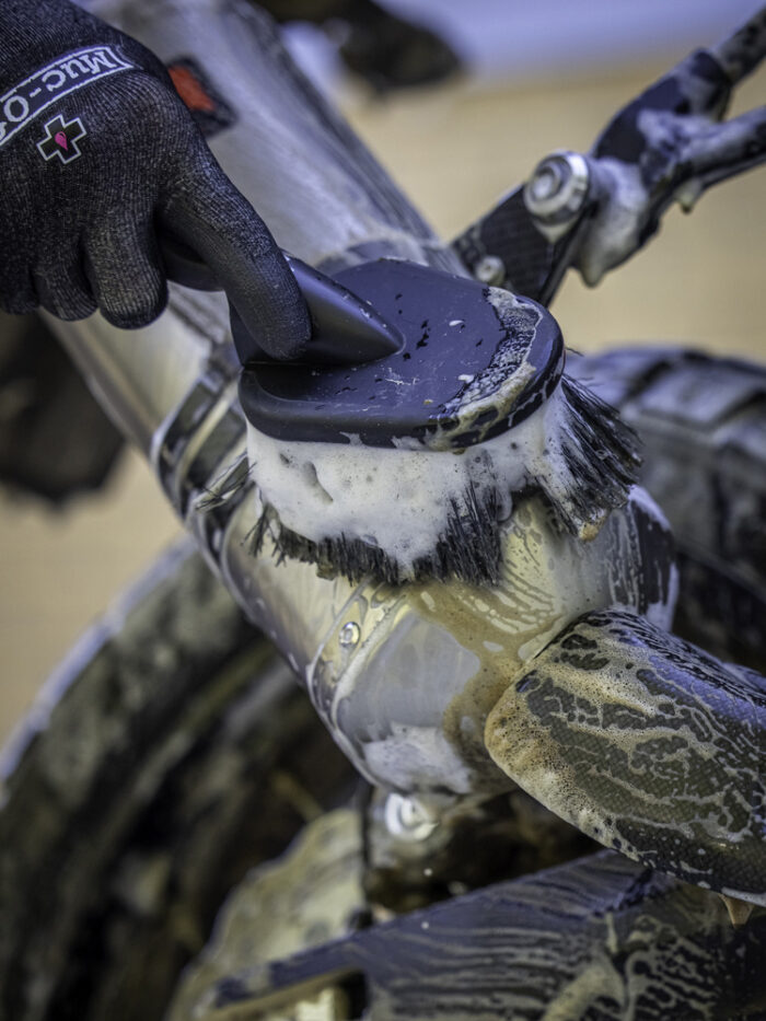 MUC-Off Uniwersalna szczotka SOFT WASHING BRUSH - obrazek 17