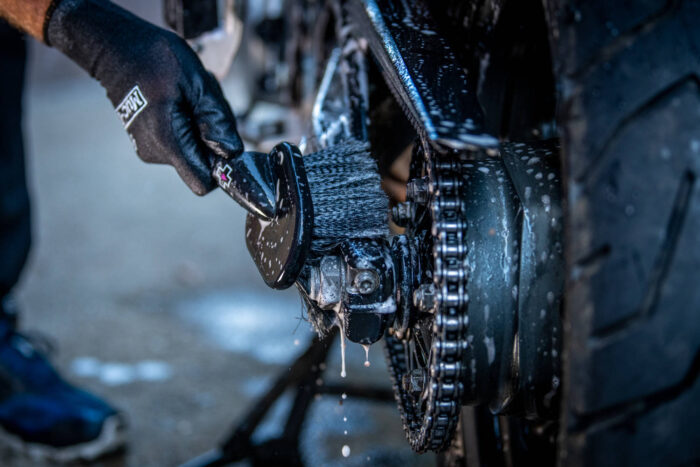 MUC-Off Uniwersalna szczotka SOFT WASHING BRUSH - obrazek 18
