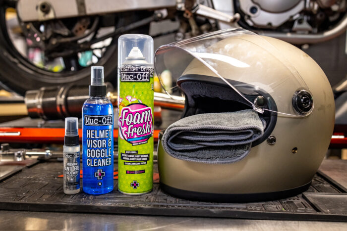 MUC-Off Zestaw do czyszczenia i zabezpieczenia kasku HELMET CARE KIT V2 - obrazek 2