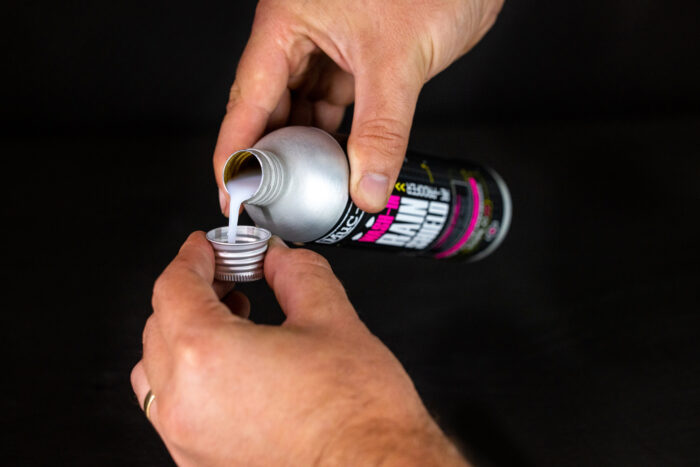 MUC-Off Impregnat WASH-IN RAIN SHIELD 300ml - obrazek 10
